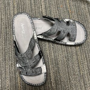 Alegria Silver Crackle Leather Sandal size EU 37